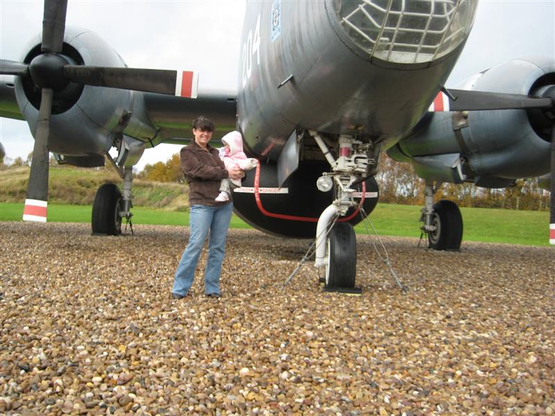 Alex_UK_Visit2008 (12).JPG - UK - Mummy check out this plane!